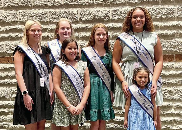 Miss Schulenburg court helps at Sparkle Pageant