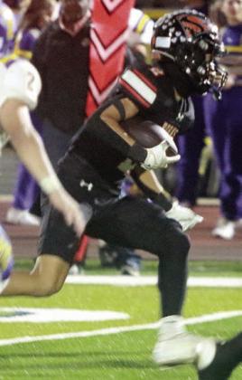 Denver Carr heads upfield for a 17-yard reception in the second quarter. Sticker Photo By Darrell Vyvjala