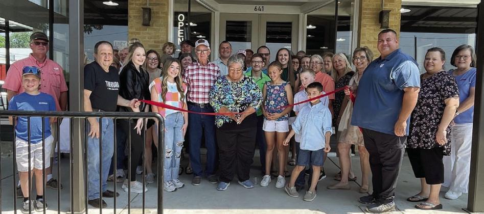 Country Oak Boutique holds ribbon cutting