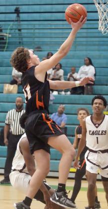 Jayse Janda scores on a drive in the first quarter. Sticker Photo By Darrell Vyvjala