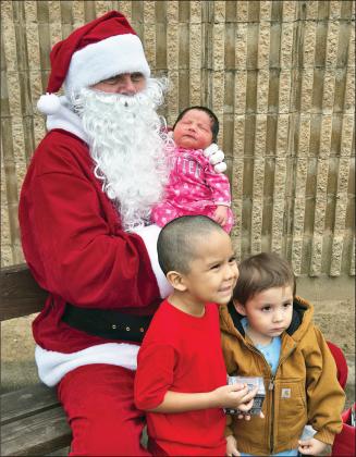 SanTa SHaReS a SPeCiaL mOmenT in La Grange with one of the young est Deputy Santa program recipients – just three days old – spreading Christmas  cheer to the tiniest member of the community.