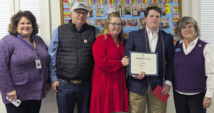Weimar High Schoo l PRESEN TATION – (from left) Stacy Heger, principal; Pete Zinnante and Katrina Zinnante, parents; Kaden Zinnante, award recipient; and Jana Semler, Good Citizens committee chair.