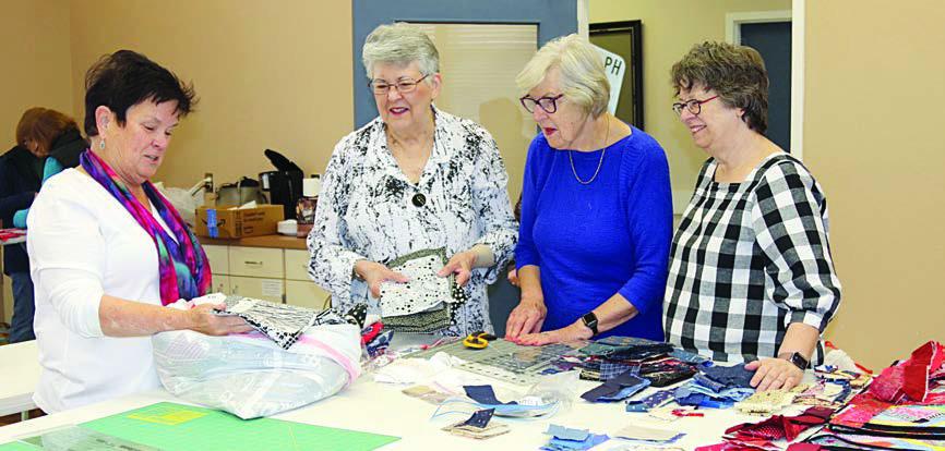 Workshop lead ers were (from left) Debbi Gabler and Joe Anne Hill, shown with Brigette Mesecke (second from right) and Kathi Babcock (right).