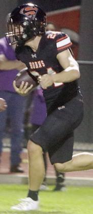 Mason Kunschick heads upfield after receiving a screen pass for an 18-yard touchdown in the third quarter. Sticker Photo By Darrell Vyvjala