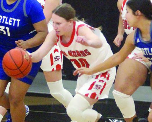 Hope Hammack goes for a steal in the Lady Horns’ win over Bartlett. Sticker Photo By Darrell Vyvjala