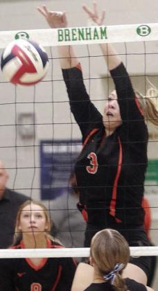 Reagan Dusek in the second set against Jewett Leon. Sticker Photo By Darrell Vyvjala