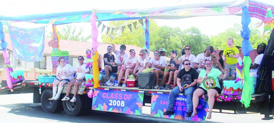 1st Place Class Float – Schulenburg High School Class of 2008. Sticker Photo By Brandt Vyvjala