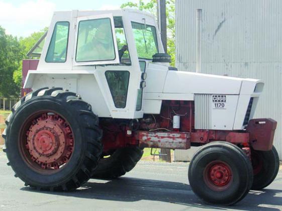 1st Place Antique Tractor – Glen Vornsand. Sticker Photo By Darrell Vyvjala