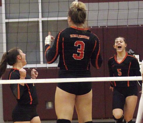 Clutch five-set win in Flatonia on Saturday