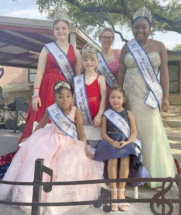 Float enters Moulton parade