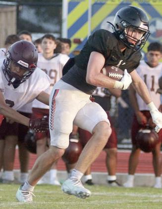 Nick Goode heads upfield after making a catch for a big gain. Sticker Photo By Darrell Vyvjala