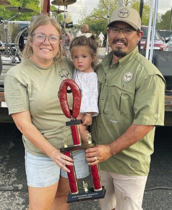 “TEJAS PROCESSING” – 1ST PLACE SMOKED SAUSAGE – (from left) Amelia, River, and Ramon Gutierrez. Sticker Photo By Darrell Vyvjala
