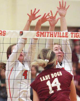 Jordan Sommer (No. 4) and Kloe Kutac reject Kyndal Robinson’s attack for the final point of Monday’s match.