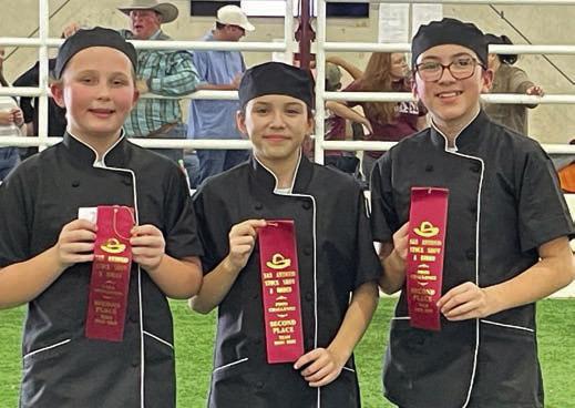 Creative Coo ks Jr. – (from left) Charli Hadaway, MaeBess Huette and Taylyn Newton. The team placed second in junior main dish.