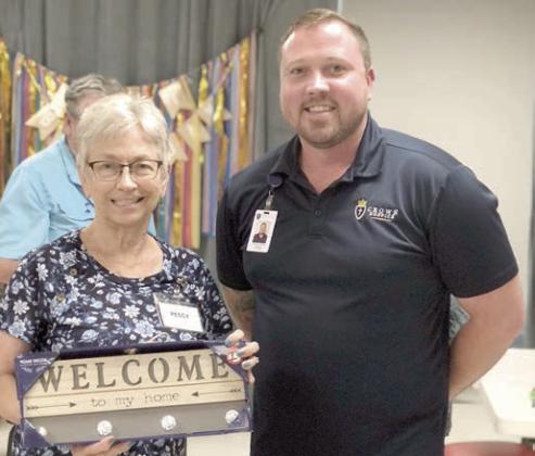 Bingo blac kout prize winn er was Peggy Haitt (left) and bingo caller was Joshua Lovejoy (right) from Crown Hospice.
