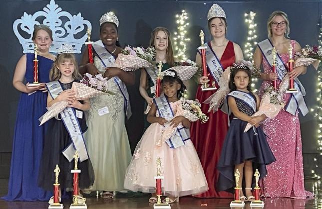 Miss Schulenburg &amp; her court crowned