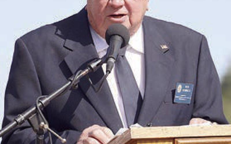 Bob Heinrich, Praha Veterans Club vice president, served as master of ceremonies.