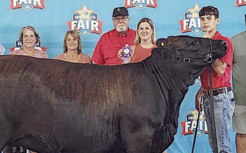 Champion Halter Heifer – (from left) Billy and Vickie Ashorn, Sharon and Freddie Behnke, Sara Behnke, winner-Luke Behnke, Bryn Behnke and Kate Behnke.
