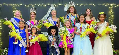 Miss Schulenburg & her court crowned