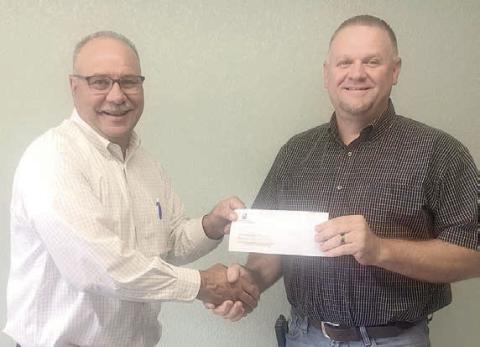 Fayetteville bank donates to fire dept.