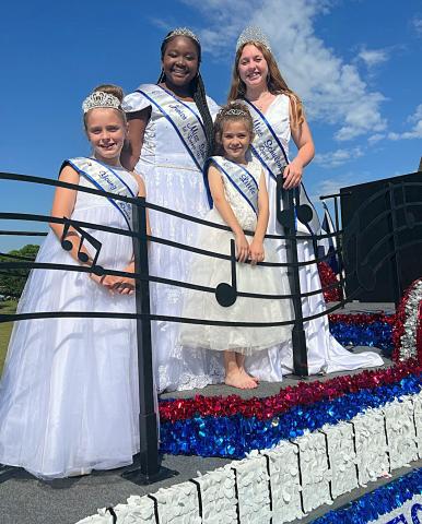 Float takes part in Tom-Tom parade