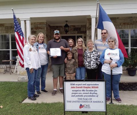 DAR recognizes hudec family’s flag display