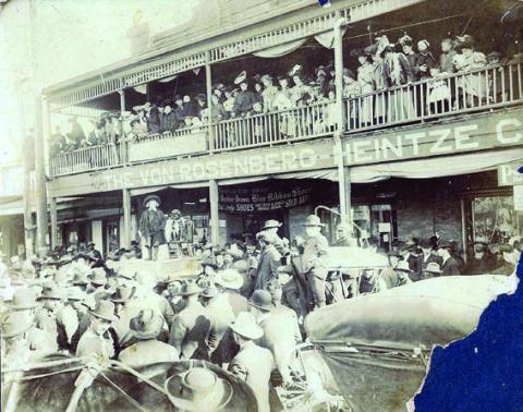 A large crowd gathered in front of the Von Rosenberg-Heintze Company at 345 and 353 West Travis St. in La Grange on March 5, 1908, to see Buster Brown and his dog pal, Tige. August Heintze is the bearded man on the balcony. – Photo courtesy of Fayette Heritage Museum &amp; Archives, La Grange