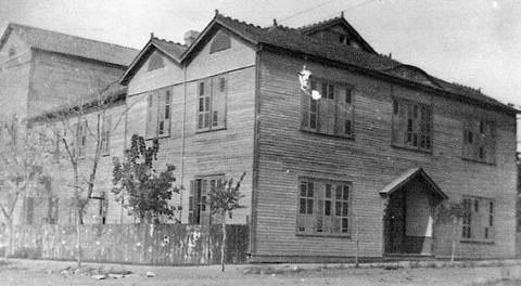 The St. Patrick’s Day program was given at the La Grange Opera House, located at the northwest corner of the intersection of Franklin and Colorado streets, where the city hall now stands. The front area along Franklin Street was a library and meeting room. The stage area was at the back of the building, with the audience seated in between on both the ground floor and on a large horseshoeshaped gallery or balcony overhead.