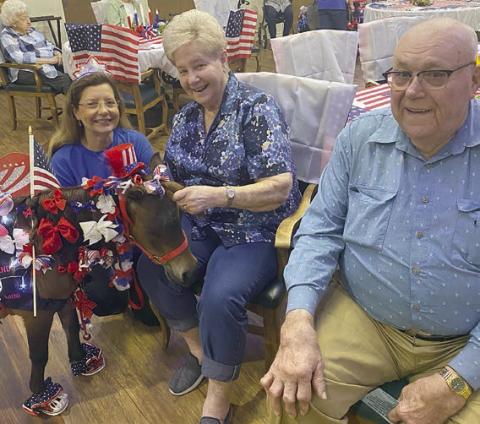 Vickie Ward (left) and “Cinnamon” with Jeanette and Curtis Guentert.
