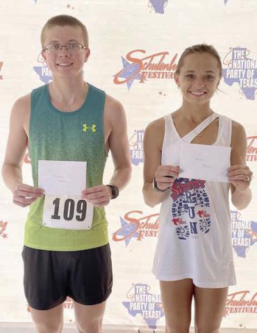 Overall 5K winners – (from left) Nathan Sandelovic, fastest male with a time of 18:47.833; and MacKinly Kifer, fastest female with a time of 19:47.884. Sticker Photo By Darrell Vyvjala