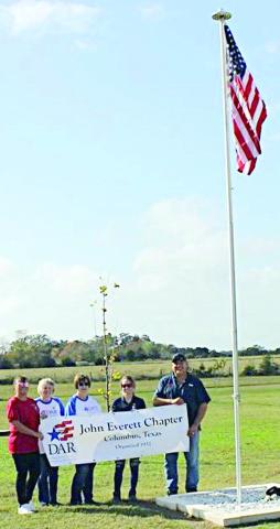 Nelsons get flag from NSDAR