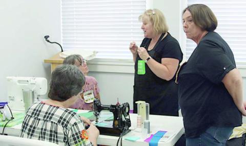 different ways to construct Peaky & Spike quilt blocks were demonstrated by Glenda Wilder (second from right) during a workshop on Aug. 23.