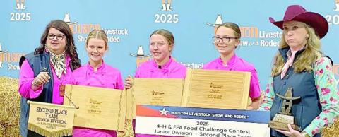 Reserve Champ ion Junior Team – Simmer Down consisting of Sawyer Mau (2nd from left),Allyson Kibby (center) and Tatum Fritsch (2nd from right), shown with two HLS&amp;R representatives.