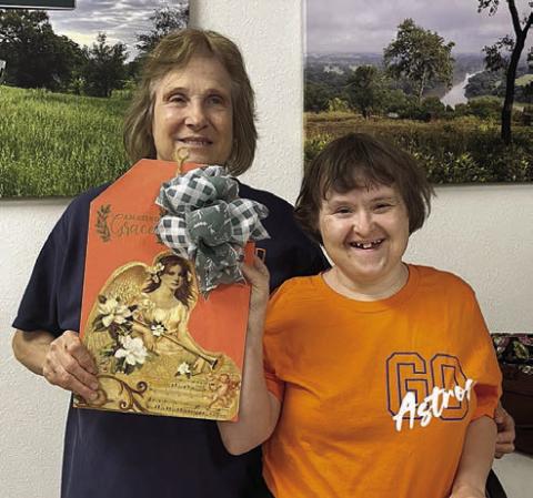 Blackout Winner – Jeanette Vaculik and her daughter Amy came to have lunch and play bingo, and Amy was the Shiner blackout winner of the week. Everyone just loved her happy smile.