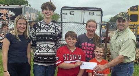 Young Farmers donate to Schulenburg 4-H