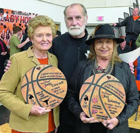 Lady Horns honor Conradt, Lahodny