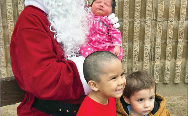SanTa SHaReS a SPeCiaL mOmenT in La Grange with one of the young est Deputy Santa program recipients – just three days old – spreading Christmas  cheer to the tiniest member of the community.