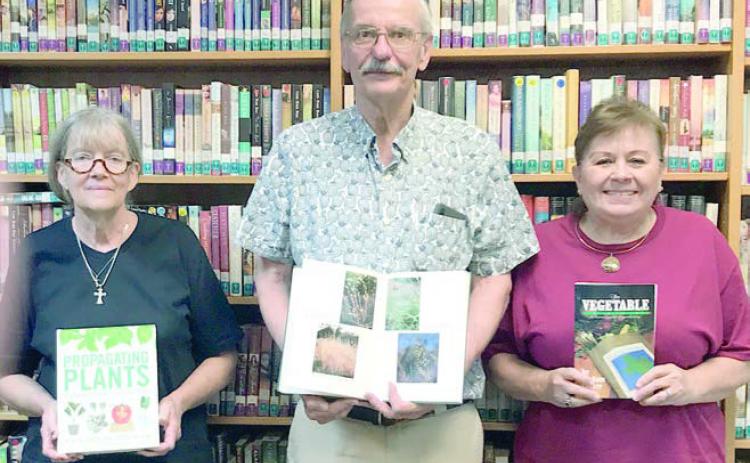 Garden Club gives books to library