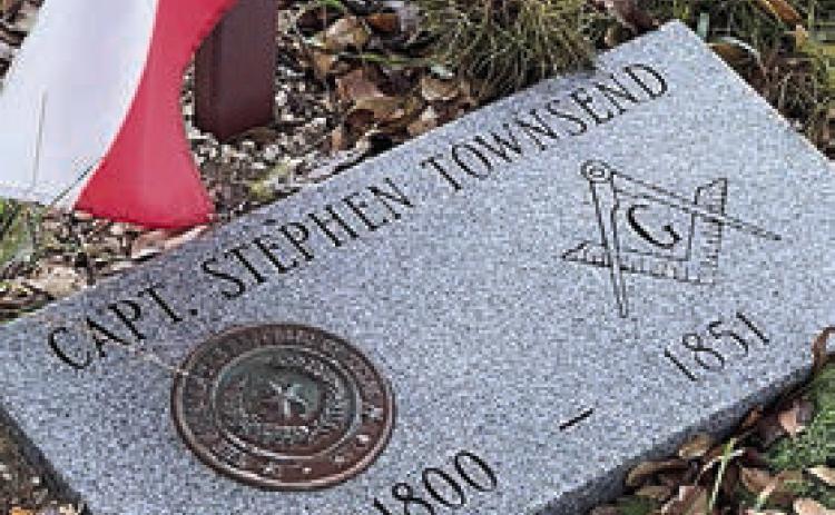 Stephen Townsend’s gra ve in Florida Chapel Cemetery, which displays both the emblem of the Sons of the Republic of Texas and the Square and Compasses of Freemasonry. Photo by Jeff Messer