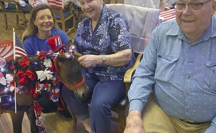 Vickie Ward (left) and “Cinnamon” with Jeanette and Curtis Guentert.