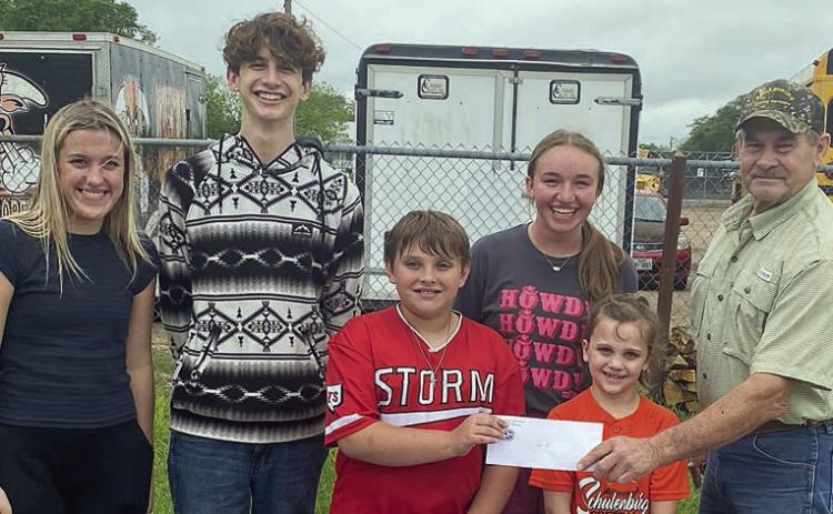 Young Farmers donate to Schulenburg 4-H